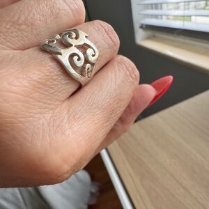 Stylish Silver Swirl Women's Ring